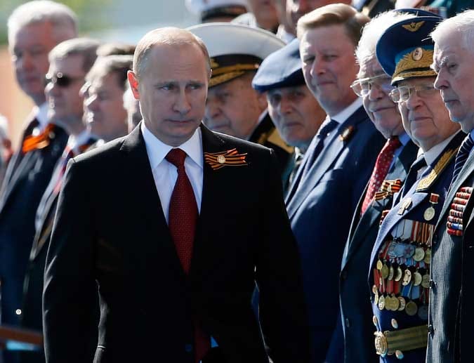 Kremlchef Wladimir Putin ist am wichtigsten russischen Feiertag demonstrativ auf der abtrünnigen ukrainischen Schwarzmeerhalbinsel Krim gelandet. Kiew betrachtet dies als Provokation.