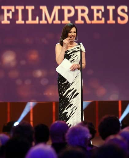Die Lola wird von der Deutschen Filmakademie verliehen, deren Präsidentin die Schauspielerin Iris Berben ist. Der Filmpreis ist mit Preisgeldern von insgesamt drei Millionen Euro Deutschlands höchstdotierter Kulturpreis.