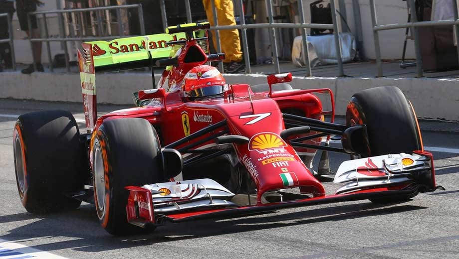 Neue Farbe für Kimi Räikkönens Heckflügel? Nein, mit Farbe wird der Windfluss überprüft. Die Teams machen dies in den ersten Trainingssessions häufig.