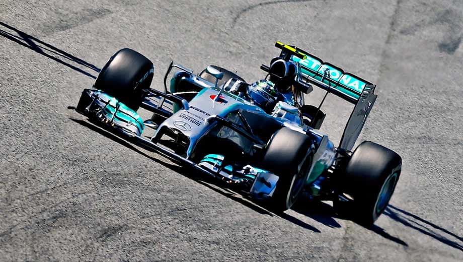 Nico Rosberg ist im dritten Training schneller als sein Teamkollege Lewis Hamilton und sichert sich die Bestzeit.