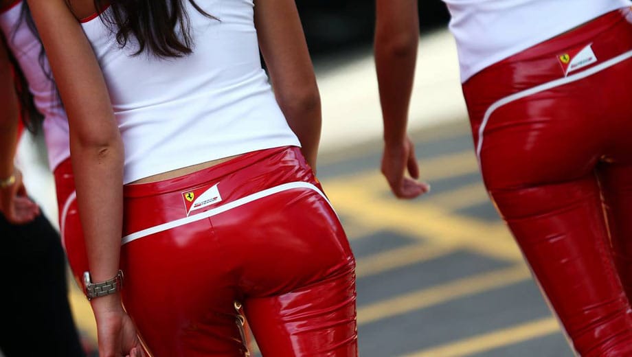 Ferrari trumpft auch mit eigenen Grid Girls auf.