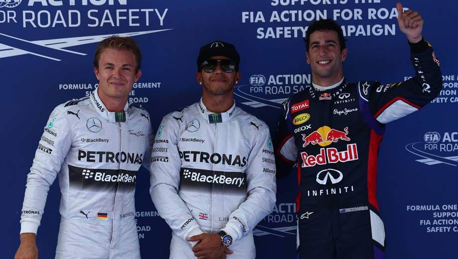 Nützt aber nichts: Alonso hat mit den Top drei nichts zu tun. Die Pole Position geht erneut an Lewis Hamilton (Mi.) und Platz zwei an Nico Rosberg (li.). Daniel Ricciardo überzeugt mit Startplatz drei und freut sich sichtlich darüber.