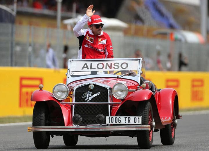 Rennsonntag: Fernando Alonso lässt sich von seinen Landsleuten bei der traditionellen Fahrerparade feiern.