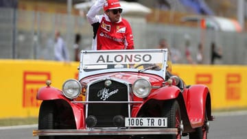 Rennsonntag: Fernando Alonso lässt sich von seinen Landsleuten bei der traditionellen Fahrerparade feiern.