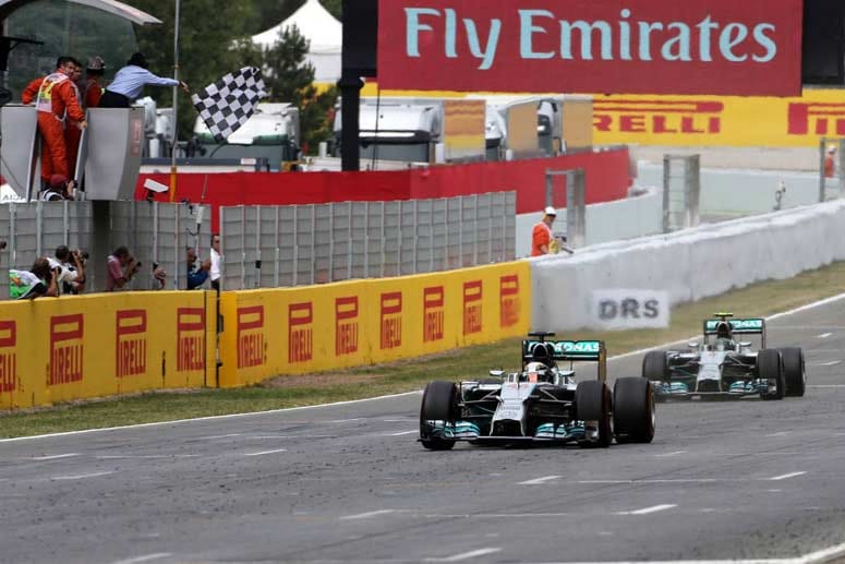 Die Silberpfeile machen den Sieg unter sich aus. Lewis Hamilton fährt hier vor Nico Rosberg über die Ziellinie.