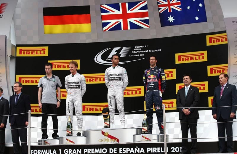 Die lachenden Gewinner sind aber andere: Lewis Hamilton (Mi.) triumphiert vor Nico Rosberg (li.) und Daniel Ricciardo.