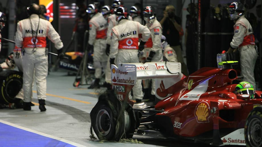 Zu einem Eklat kam es 2011 beim Rennen in Singapur. Ferrari-Ingenieur Rob Smedley funkte Felipe Massa allen ernstes ins Ohr: "Komm Junge: Zerstöre Hamiltons Rennen, so gut es geht." Beide lieferten sich auf der Strecke einen erbitterten Kampf, bei dem Hamilton mit seinem Frontflügel Massas rechten Hinterreifen aufgeschlitzte.