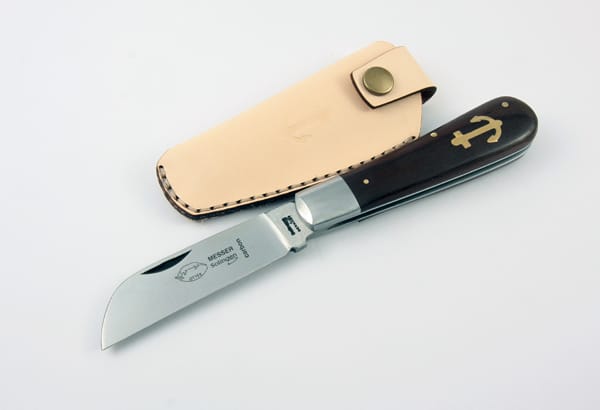Das "Ankermesser" von Otter-Messer kommt mit passender Ledertasche (ab ca. 40 Euro).