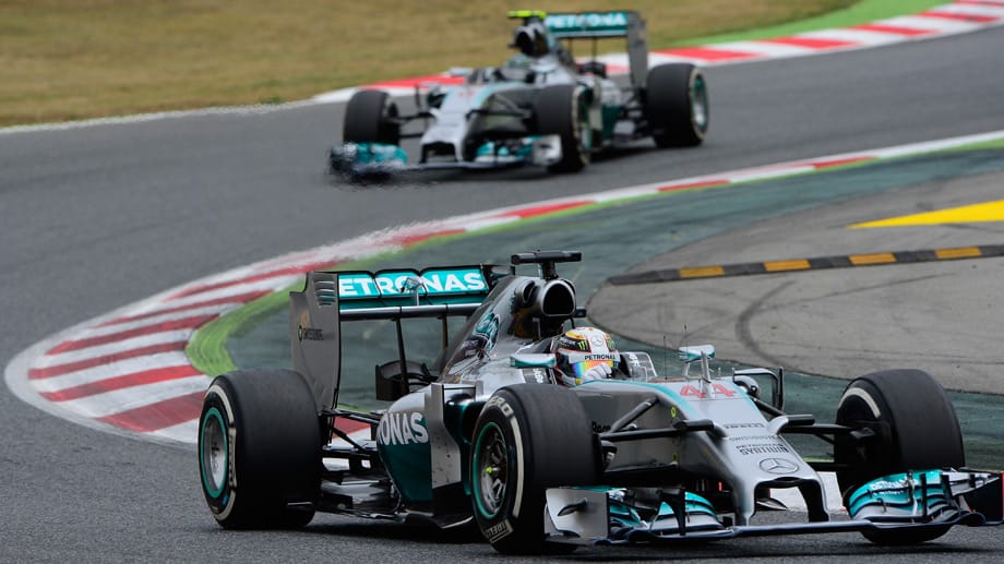 Stress machte Hamilton beim Rennen in Barcelona 2014. Hamilton - hier verfolgt von Teamrivale Nico Rosberg - fühlte sich von seinem Renningenieur Peter Bonnington gar nicht gut betreut. "Wo warst du in den vergangenen Runden?" oder "Warum habt ihr mich reingeholt“, funkte er. Schließlich wurde es Hamilton zu bunt: Zum Rennende herrschte Funkstille.