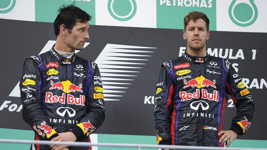Bein Rennen in Malaysia 2013 fühlte sich Vettel (re.) von Webber ausgebremst. "Schafft ihn aus dem Weg", brüllte der Weltmeister ins Helmmikrofon. Später überholte Vettel - entgegen der Anweisung - auch noch seinen Teamrivalen mit einem gewagten Manöver und feierte einen äußerst umstrittenen Sieg.