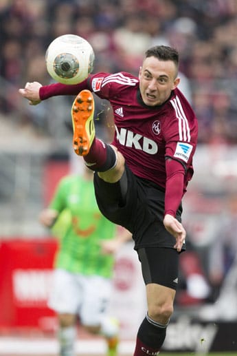Während sein aktueller Arbeitgeber den Gang in die 2. Liga antreten muss, bleibt Josip Drmic erstklassig. Nürnbergs Top-Torjäger nutzt seine Ausstiegsklausel und wechselt zu Bayer Leverkusen. Der 21-jährige Schweizer Nationalspieler unterschrieb einen Vertrag bei der Werkself bis 2019.