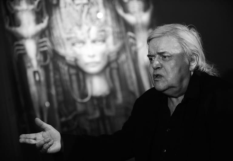 Laut Informationen des Schweizer Fernsehens starb der Schöpfer der "Alien"-Figuren, H.R. Giger, am 12. Mai im Alter von 74 Jahren an den Folgen eines Sturzes.