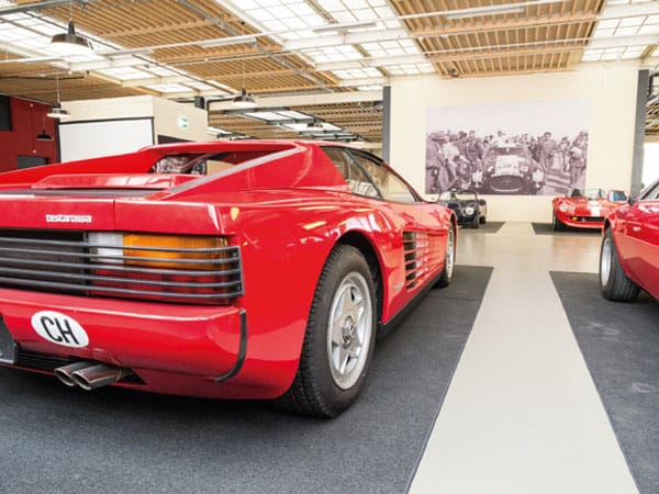 Hier ist ein 1985er Ferrari Testarossa zu sehen.
