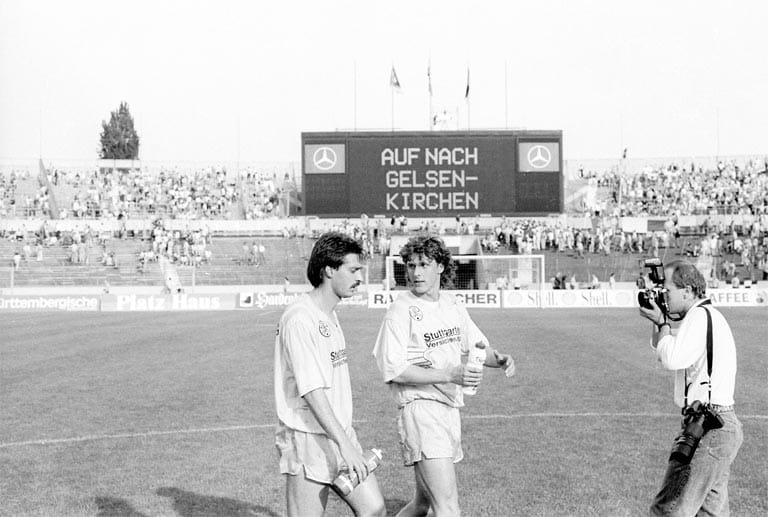 Saison 1990/91: Auch die Relegationsspiele zwischen dem FC St. Pauli und den Stuttgarter Kickers brachte in Hin- und Rückspiel keinen Sieger. Beide Partien endeten 1:1. So ging es für die Teams "auf nach Gelsenkirchen". Auf neutralem Grund hatte dann der Zweitligist das glücklichere Ende für sich: Die Kickers machten mit einem 3:1 den Aufstieg perfekt.