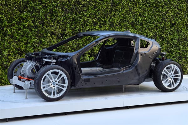Die Fahrgastzelle aus carbonfaserverstärktem Kunststoff (CFK) – von BMW "Life-Modul" genannt – wird auf das "Drive-Modul" aus Aluminium gesetzt.