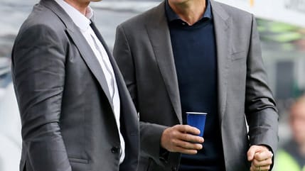 Kurz vor Beginn des WM-Testspiels der deutschen Nationalmannschaft gegen Polen zeigen sich TV-Experte Oliver Kahn (li.) und DFB-Teammanager Oliver Bierhoff bei bester Laune. Gleich acht Länderspiel-Neulinge bietet Bundestrainer Joachim Löw in Hamburg auf. Nur Torhüter Ron-Robert Zieler, Matthias Ginter und Julian Draxler haben zuvor bereits Spiele für die DFB-Elf bestritten. Deutschland trifft zum 18. Mal auf den Nachbarn, noch nie ging eine Partie verloren. Bilanz: 12-5-0 Spiele und 31:9 Tore.