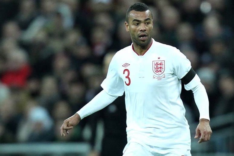 Ashley Cole nahm seine Nichtnominierung durch Englands Trainer Roy Hodgson sportlich. "Roy hat mich angerufen und ich stimme ihm zu, dass das England-Team aus jungen Spielern bestehen sollte", twitterte der Chelsea-Verteidiger. "Unser Trainer und unser Team sind großartig. Ich werde sie wie ein Fan unterstützen."