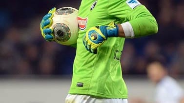 Oliver Baumann verlässt nach 14 Jahren den SC Freiburg und schließt sich der TSG 1899 Hoffenheim an. Der Keeper unterschrieb beim Kraichgau-Klub einen Vierjahresvertrag.