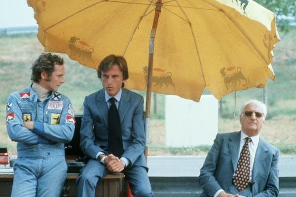 Luca di Montezemolo (in der Bildmitte) war seit Jahrzehnten eine der einflussreichsten Persönlichkeiten in der Formel 1. Anfang der 70er Jahre wurde er Assistent des Ferrari-Gründers Enzo Ferrari (im Bild rechts) und übernahm ab 1974 die Leitung der Rennsportabteilung. Er brachte den Rennstall wieder auf Vordermann. Dabei spielte Nikki Lauda (im Bild links) eine entscheidende Rolle.