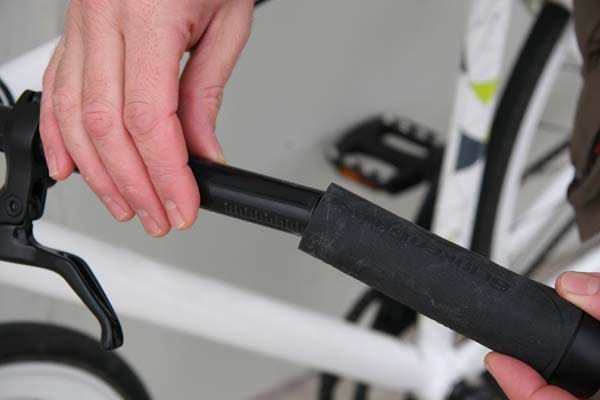 Blinker für Fahrradfahrer: Montage der Blinkergrips.