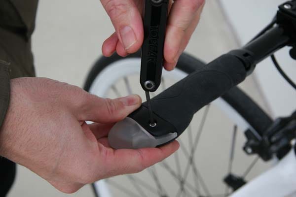 Blinker für Fahrradfahrer: Montage der Blinkergrips.