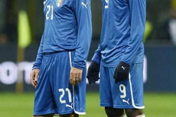 Die beiden Weltmeister von 2006, Andrea Pirlo (li.) und Mario Balotelli, zählen zu den Platzhirschen beim WM-Teilnehmer aus Italien. Routinier Pirlo, mittlerweile 34, und Torjäger Balotelli sind die Stützen des Teams und halten die Squadra Azzurra zusammen. Spielmacher Pirlo wirkt ruhig und meist introvertiert, dennoch tanzt das gesamte Team nach seiner Nase: Ein absoluter Leader. Balotelli ist torgefährlich, schwer zu verteidigen und beeindruckt seine Gegner durch seine Physis.