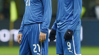 Die beiden Weltmeister von 2006, Andrea Pirlo (li.) und Mario Balotelli, zählen zu den Platzhirschen beim WM-Teilnehmer aus Italien. Routinier Pirlo, mittlerweile 34, und Torjäger Balotelli sind die Stützen des Teams und halten die Squadra Azzurra zusammen. Spielmacher Pirlo wirkt ruhig und meist introvertiert, dennoch tanzt das gesamte Team nach seiner Nase: Ein absoluter Leader. Balotelli ist torgefährlich, schwer zu verteidigen und beeindruckt seine Gegner durch seine Physis.