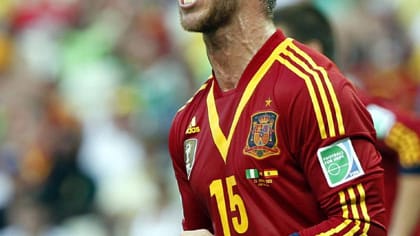 Welt- und Europameister Spanien kann sich erneut auf seinen unerbittlichen Innenverteidiger Sergio Ramos verlassen. Der Real-Profi gilt zwar als Heißsporn, doch wenn es eng wird, springt er mit allem was er hat in die Bresche. Aufgrund seiner Zweikampfstärke und seines Stellungsspiels wird er im Team der Furia Roja sehr geschätzt. Er interpretiert seine Abwehrposition sehr offensiv und ist unglaublich kopfballstark. Ein Vollblut-Profi, der in jedem Spiel wie elektrisiert wirkt.