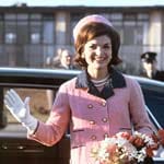 Jackie Kennedy trat 1961 als eine der jüngsten First Ladies der US-Geschichte ins Rampenlicht. Als Frau von Präsident John F. Kennedy wurde sie mit nur 31 Jahren weltbekannt. Millionen bewunderten ihre Stilsicherheit in Modefragen und eiferten ihr nach. Sie sei so berühmt, sagte ihr Mann JFK, dass sie ihn auf Auslandsreisen überstrahle. Ihre zurückhaltende Art und die vielen Tragödien, die sie in ihrem Leben erlitt - vor allem die Ermordung ihres Mannes - machten sie bis weit über ihren Tod hinaus berühmt.