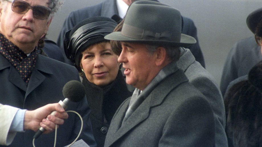 Sein Vorvorgänger Michail Gorbatschow hatte seine Ehe mit der glamourösen russischen First Lady Raissa Gorbatschowa in aller Öffentlichkeit zelebriert und ihren Krebstod im Jahr 1999 als gebrochener Mann betrauert.