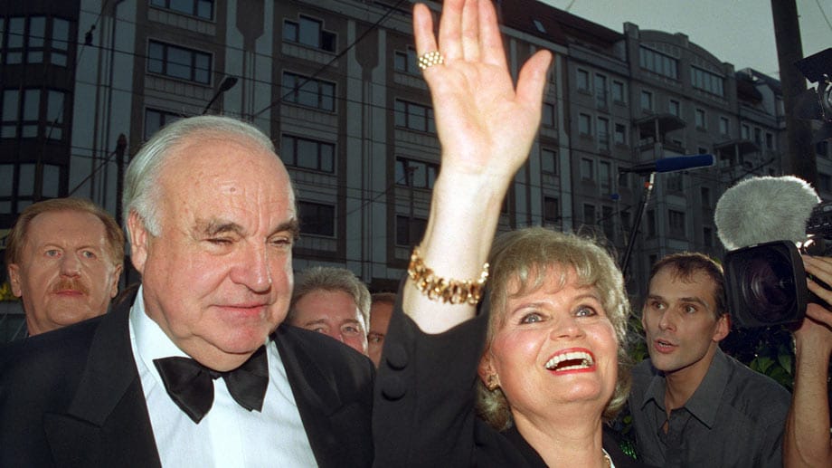 Hannelore Kohl lebte 41 Jahre lang an der Seite des ehemaligen deutschen Bundeskanzlers Helmut Kohl. Im Juni 2001 beging sie im Alter von 68 Jahren mit einer Überdosis Tabletten Suizid, über dessen Hintergründe es in den Medien zahlreiche Spekulationen gab. Während Kohls 16-jähriger Kanzlerschaft hatte sie sich politisch zurückgehalten, war stets die stille, lächelnde Frau an seiner Seite.