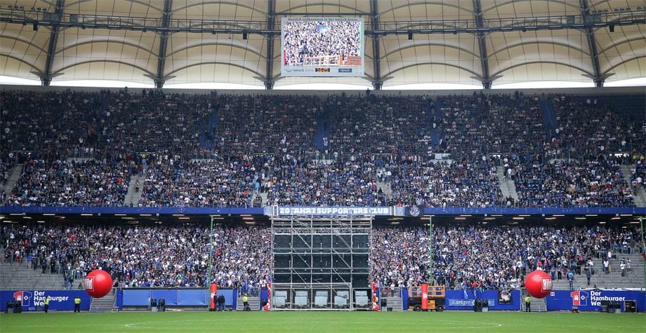 Hochspannung vor dem Relegationsrückspiel Fürth gegen den HSV. Tausende Fans der Hamburger schauen sich die Partie auf einer Videoleinwand in der Imtech Arena an.
