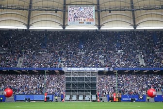 Hochspannung vor dem Relegationsrückspiel Fürth gegen den HSV. Tausende Fans der Hamburger schauen sich die Partie auf einer Videoleinwand in der Imtech Arena an.