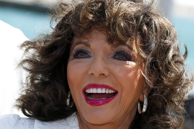 Wenn Joan Collins auftaucht, dann ist ihr die Aufmerksamkeit der Fotografen, so wie hier bei den Filmfestspielen 2014 in Cannes, gewiss.