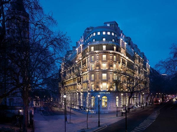 Der Luxus-Trip für zwei Personen (mehr Personen können nicht buchen, da einige Getränke, die Teil der Reise sind, auf kleine Stückzahlen limitiert sind) beginnt mit einem dreitägigen Aufenthalt in einer Suite des Londoner Edelhotels "Corinthia Hotel London".