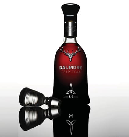 Wenn die beiden Reisenden noch zwei weitere Tage auf der Insel verbringen möchte, dann geht es in die schottischen Highlands. Auf dem Programm bei dieser Reiseoption steht eine Tour durch die Dalmore Destillerie samt Verkostung. Dalmore ziert sich mit dem teuersten Whisky der Welt, dem Dalmore Trinitas, der 2011 für 145.000 Euro verkauft wurde. Es gibt nur drei Flaschen dieses über 60 Jahre alten Single Malts.