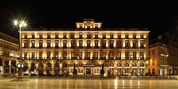 Die nächste Station ist Frankreich. Hier residieren die Reisenden zunächst im Grand Hotel de Bordeaux.