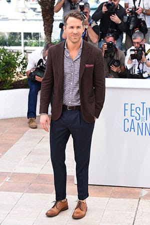 Schauspieler Ryan Reynolds macht in Cannes die neue Schuhmode vor: Im Stil der italienischen Leichtigkeit trägt er Schuhe von Brunello Cucinelli lässig ohne Strümpfe.