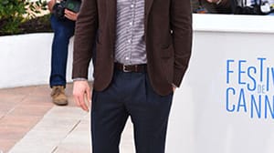 Schauspieler Ryan Reynolds macht in Cannes die neue Schuhmode vor: Im Stil der italienischen Leichtigkeit trägt er Schuhe von Brunello Cucinelli lässig ohne Strümpfe.