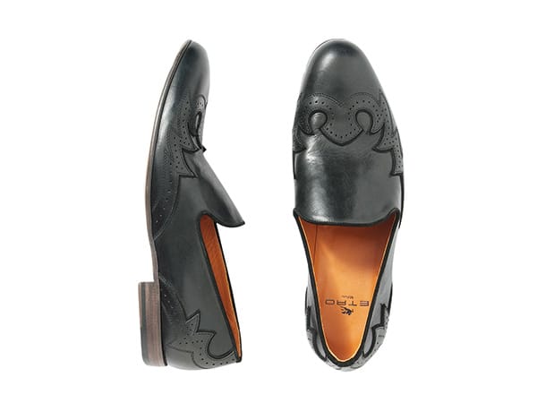 Sehr detailverliebt präsentieren sich die edlen Slipper (von Etro um 500 Euro). Das aufwendige Lochmuster macht die sonst schlichten Schuhe zum Hingucker.