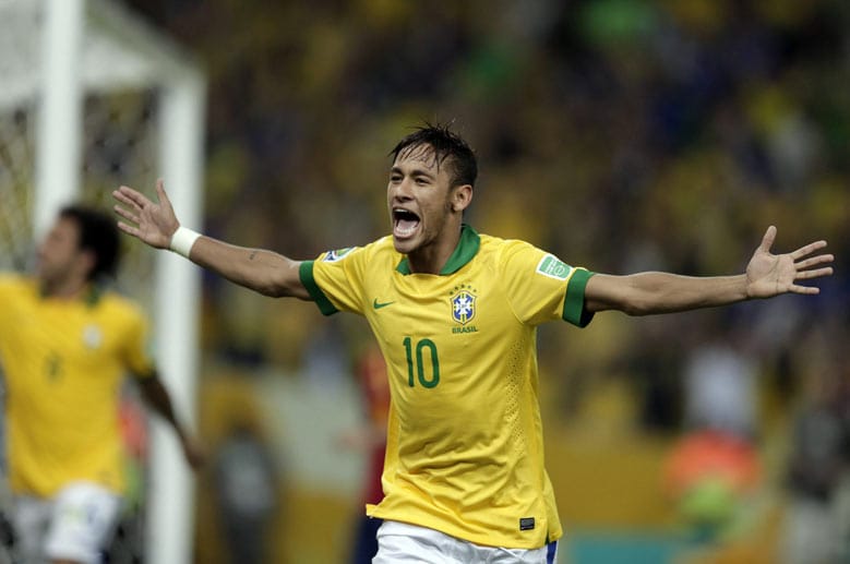 Neymar trägt die Hoffnungen ganz Brasiliens auf den sechsten Titel auf seinen Schultern. Der Stürmer vom FC Barcelona will bei der WM seinen endgültigen Durchbruch schaffen und sich als globaler Superstar manifestieren. In der Selecao ist er das längst, spätestens seit dem Confed Cup im letzten Jahr, wo er als bester Spieler ausgezeichnet wurde.