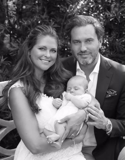 Pünktlich zum dreimonatigen Geburtstag der kleinen Leonore hat Prinzessin Madeleine am 20. Mai 2014 auf ihrer Facebook-Seite das erste gemeinsame Foto der glücklichen Familie präsentiert.