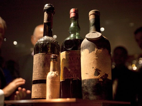 Hier wartet der erste Edel-Drink: Der "Salvatore Legacy Cocktail" enthält "Clos de Griffier Vieux Cognac" aus dem Jahr 1788, Kümmellikör von 1770, Curaçao von 1860 und Angosturabitter aus dem Jahr 1900. Der Drink kostet satte 7000 Euro pro Glas.