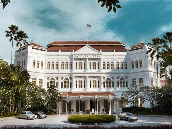 Von dort geht es weiter nach Singapur ins luxuriöse "Raffles Hotel". Hier steht natürlich der berühmte Cocktail "Singapur Sling" auf dem Programm, der in diesem Hotel kreiert wurde.