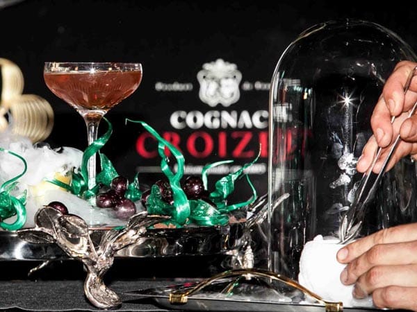 ...wo sie den "Winston Cocktail" probieren dürfen. Er gilt als teuerster Cocktail der Welt und kostet knapp 10.000 Euro pro Glas.