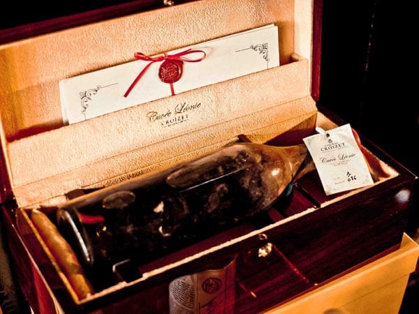 Der Cocktail ist deshalb so teuer, weil er einen Schuss "Croizet Cognac" aus dem Jahr 1858 enthält. Eine Flasche dieses Cognacs kostet etwa 122.000 Euro.