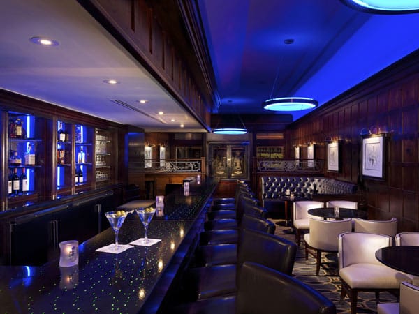 Dann wartet New York mit einem letzten Highlight. Die Reisenden nächtigen im Algonquin Hotel und können den Abend in der Blue Bar des Hotels verbringen.