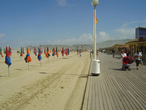 Ein weiterer Badeort an der Normandie-Küste ist Deauville. Er liegt an der sogenannten Blumenküste und ist für Wassersportler aller Art bestens geeignet.