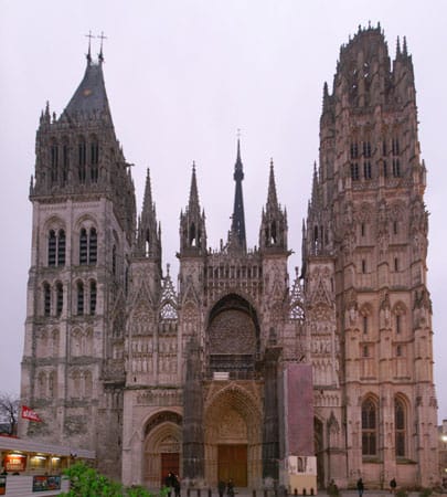 Die Normandie kann unter anderem mit ihrer Hauptstadt Rouen punkten. Prachtvollen Fachwerkbauten, enge Pflasterstraßen, attraktive Flaniermeilen am Seine-Ufer und die mächtige gotische Kathedrale machen die Metropole zu einer Art öffentlichem Freilichtmuseum.