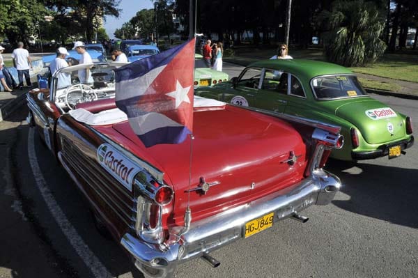 Eine Errungenschaft der Insel sind die vielen US-Oldtimer aus den 50er Jahren. Der Grund: Lange Zeit durften die Kubaner nur Autos handeln, die vor der Revolution im Jahr 1959 gebaut wurden.